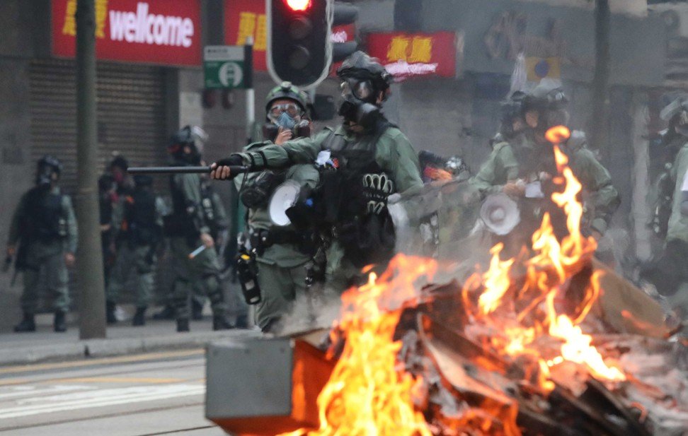 反政府示威者於2019年11月2日在灣仔的一條街道上起火。照片：Felix Wong