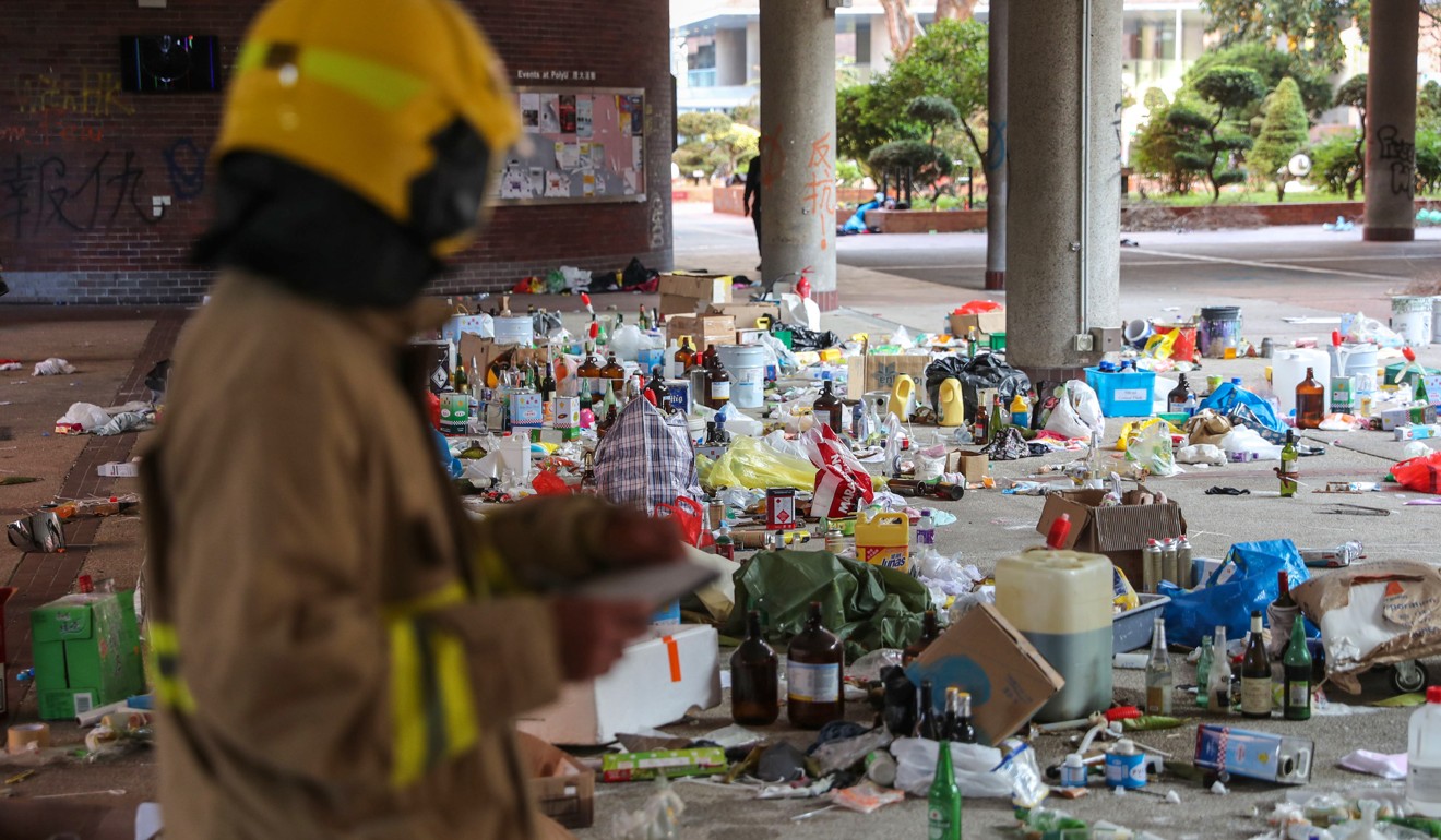一名消防員開始搜查理工大學內部激進抗議者留下的易燃物品。照片：曾蔭權