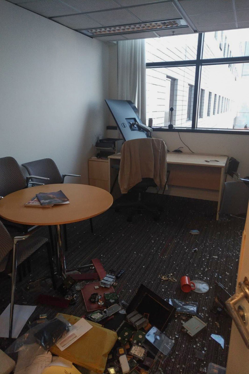 電子和計算機工程系的一名大陸人教授徐江教授的辦公室上周五遭到暴力抗議者的毆打。照片：徐江