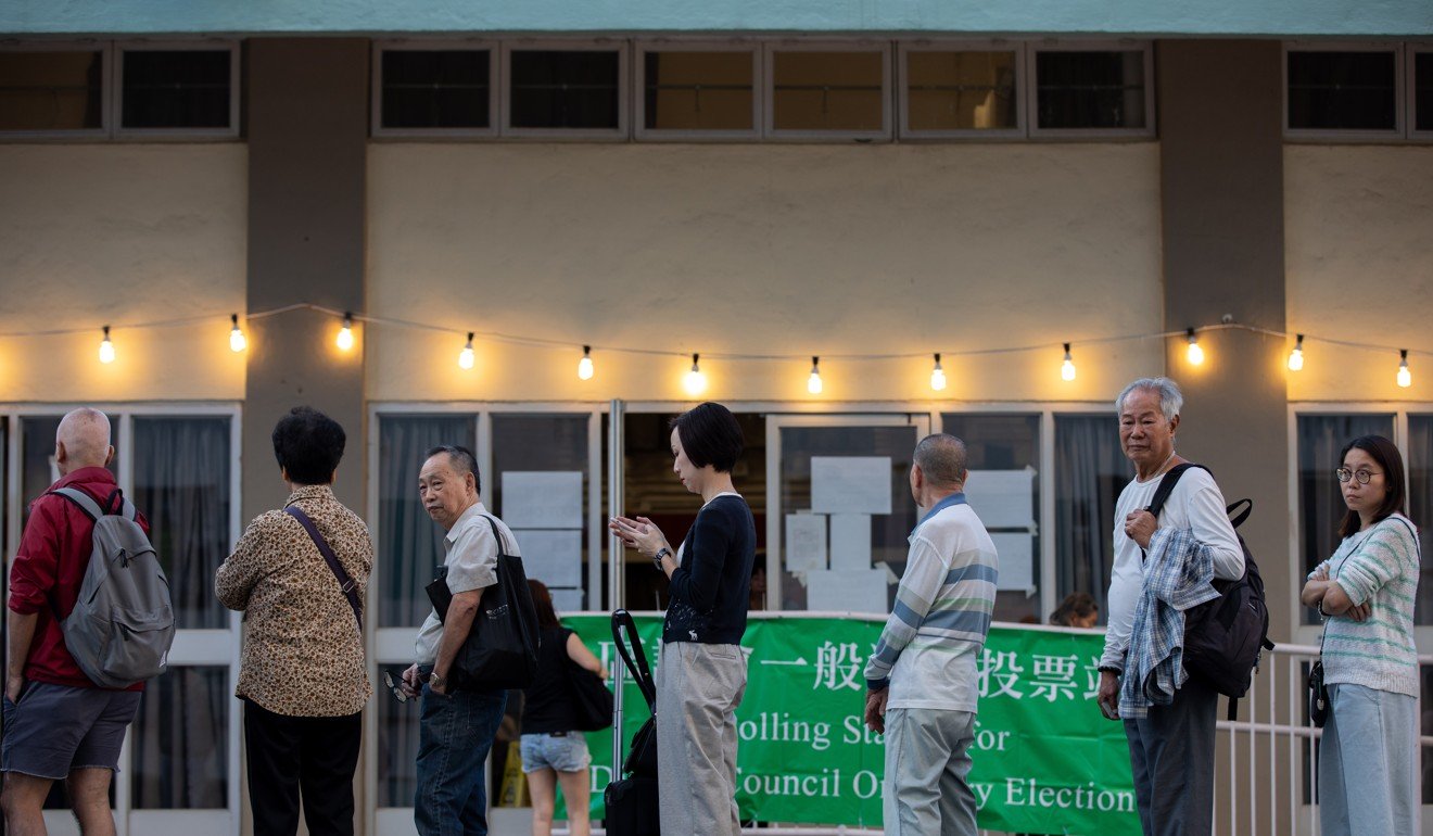 选民们在区议会选举中排队投票，但他们对行政长官的选择没有发言权。照片：EPA-EFE