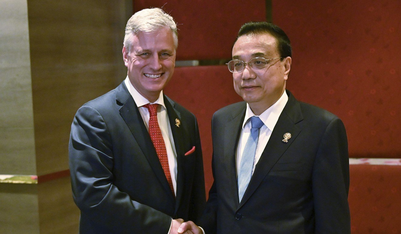 美國國家安全顧問羅伯特·奧布賴恩（Robert O'Brien）與中國國務院總理李克強在曼谷東盟峰會期間握手。圖片：AP