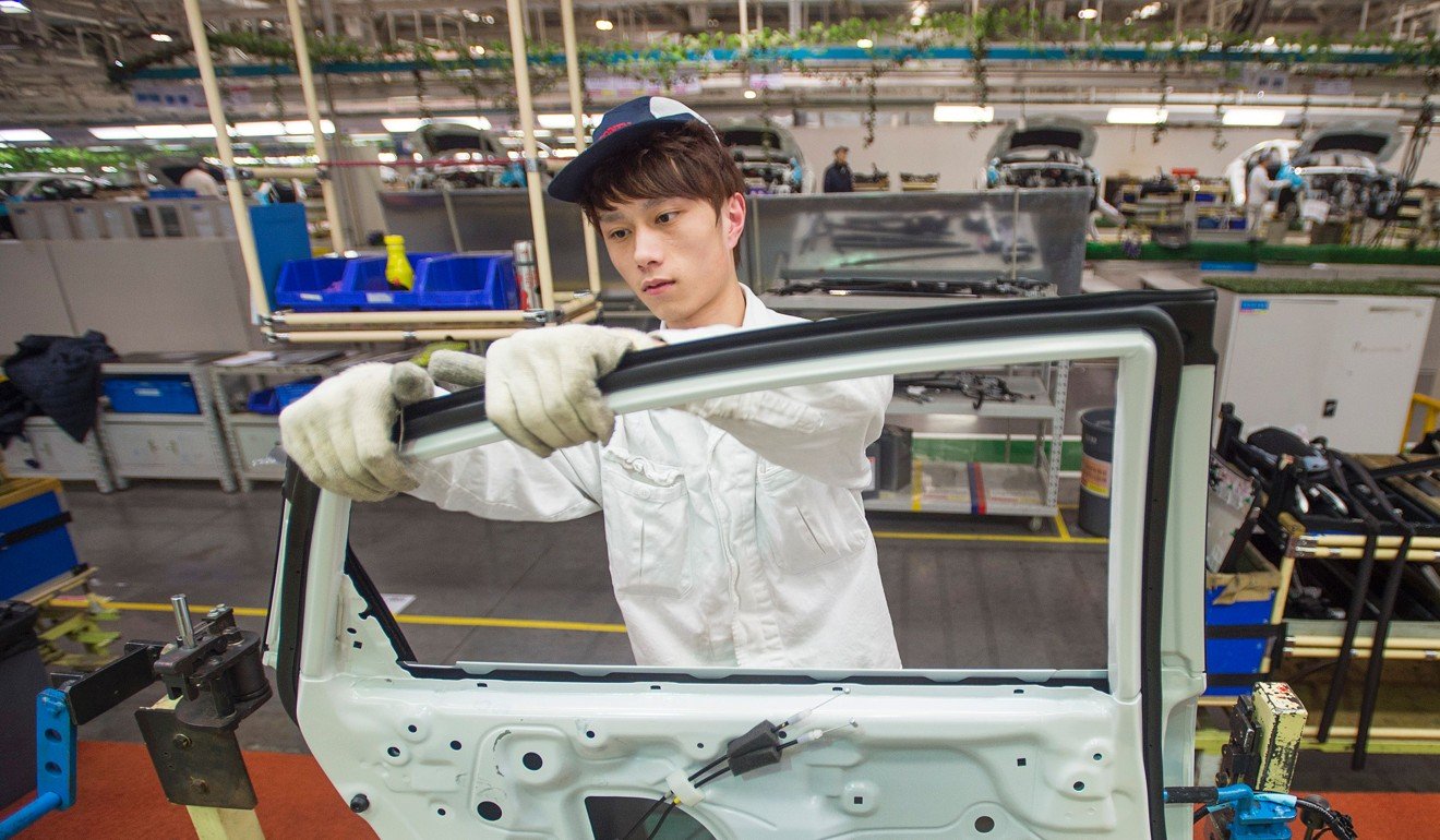 東風本田的一名員工在湖北省武漢市的汽車製造廠的思域生產線上工作。圖片：法新社