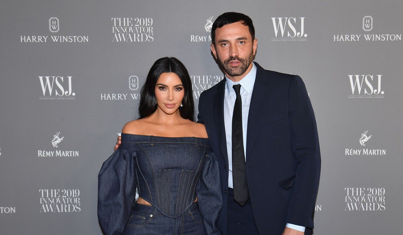 金·卡戴珊（Kim Kardashian）和巴寶莉（Burberry）的首席創意官里卡多·蒂西（Riccardo Tisci）於2019年11月6日在紐約的MOMA上參加《華爾街日報》雜誌的2019年創新獎。圖片：法新社