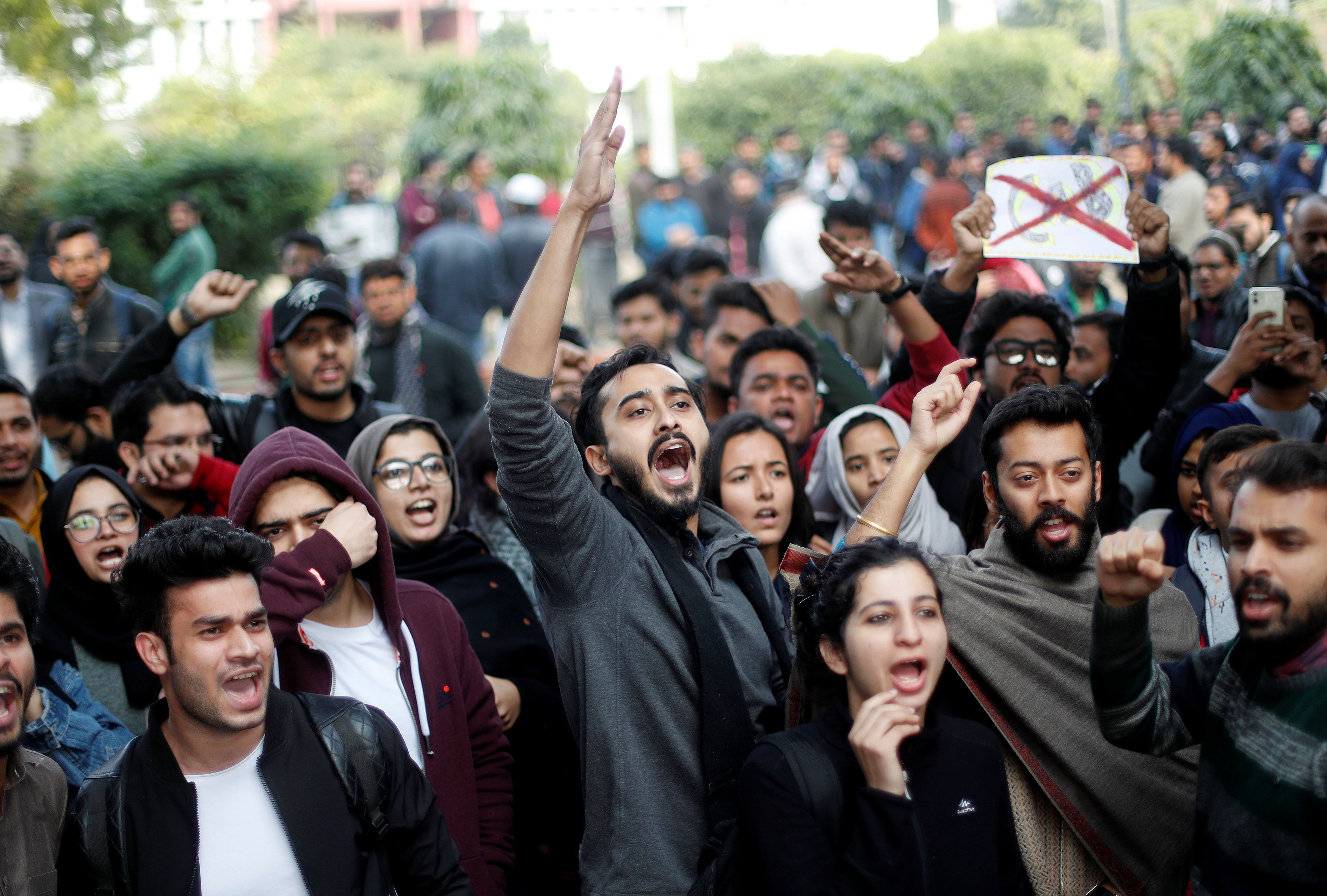 抗議者在新德里賈米亞·米里亞伊斯蘭大學內的《公民身份修正案》抗議中大喊口號（照片：路透社）