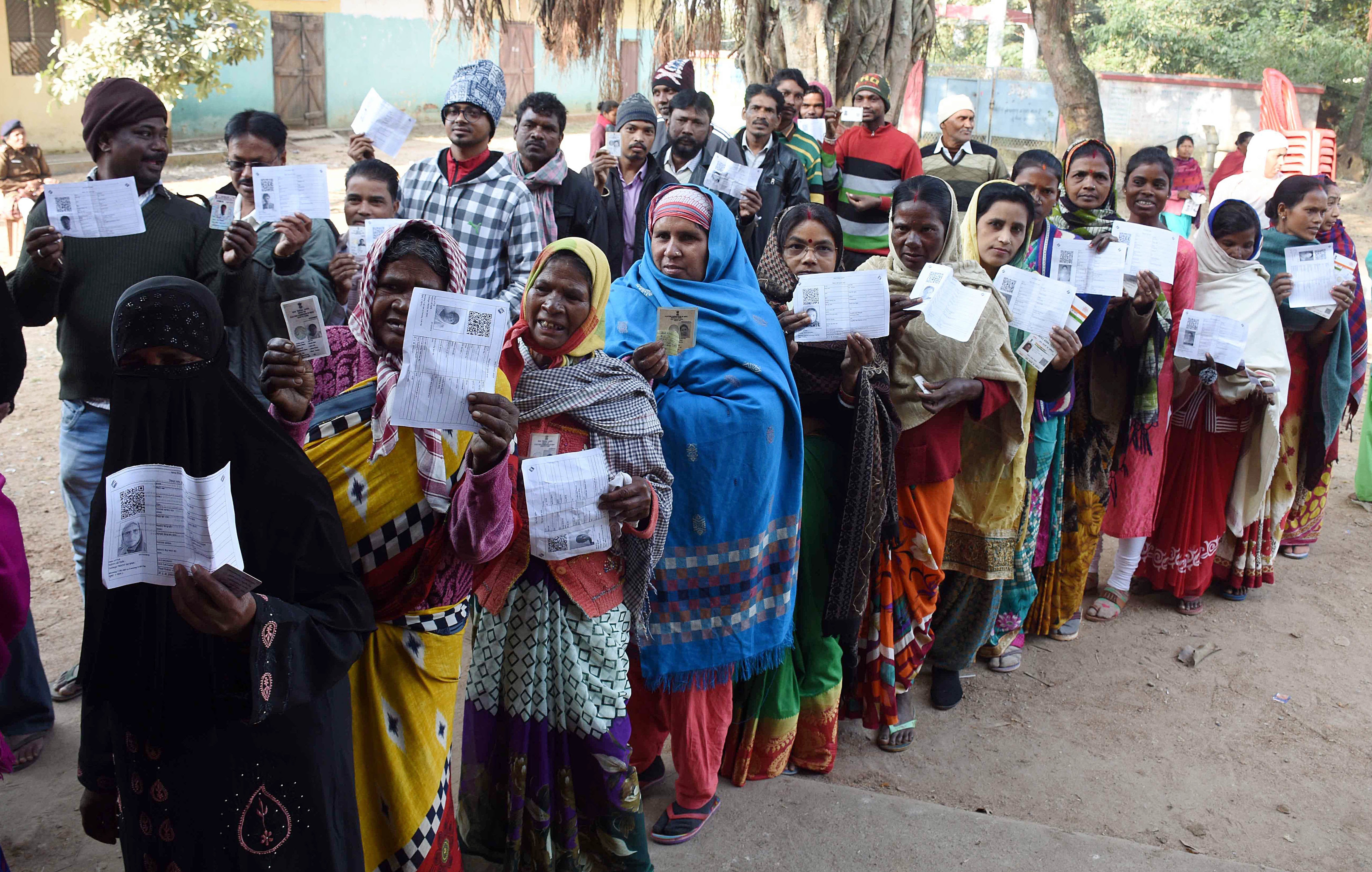 周六在蘭契（Ranchi）的Karge村莊的賈坎德邦議會選舉的第二階段，選民在投票站排隊等候投票時出示身份證（照片； ANI）