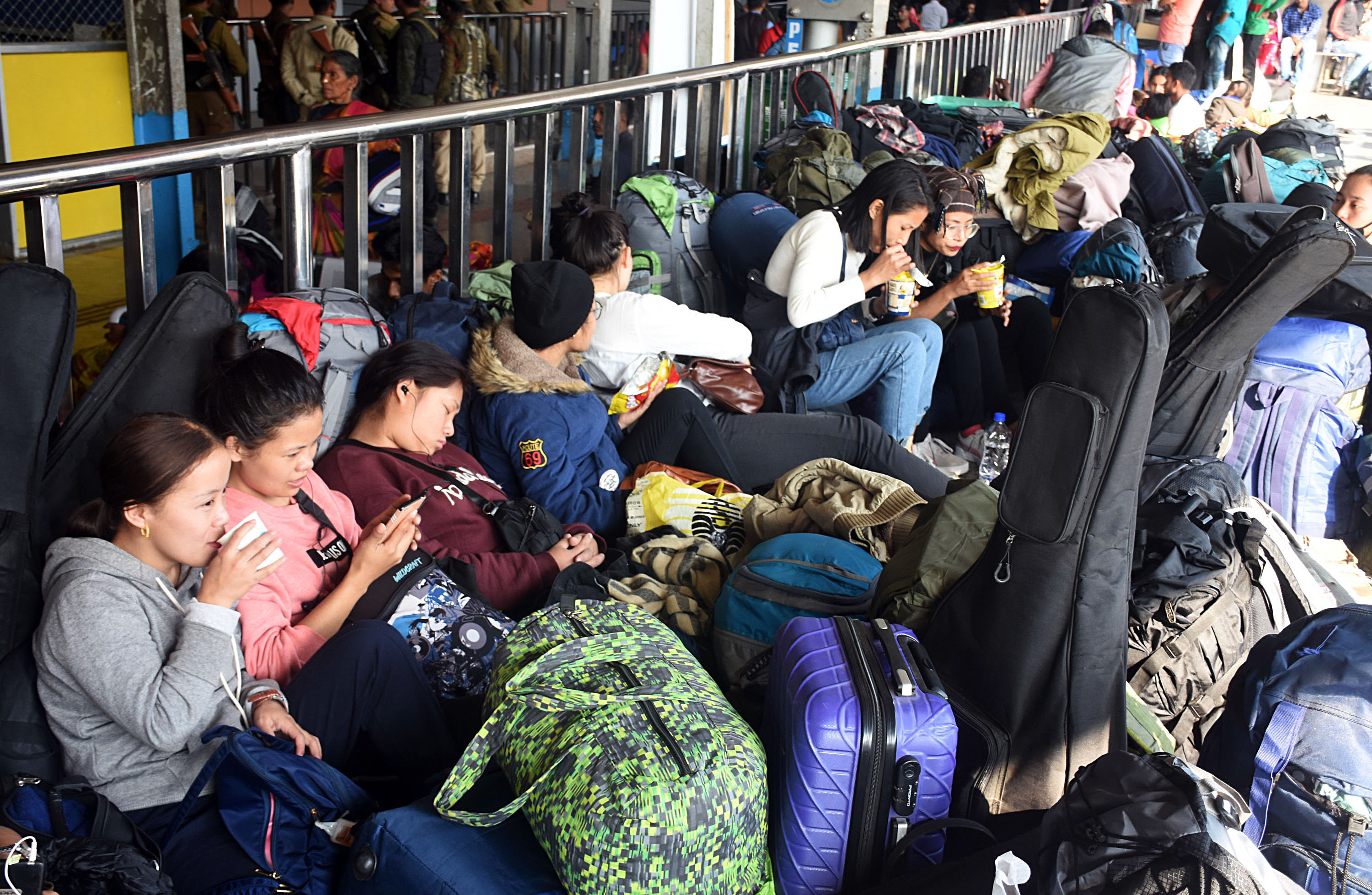 周六，在全州舉行的抗議活動中，乘客在鐵路平台上等候，反對通過《公民身份修正法案》（在古瓦哈蒂）（照片：ANI）