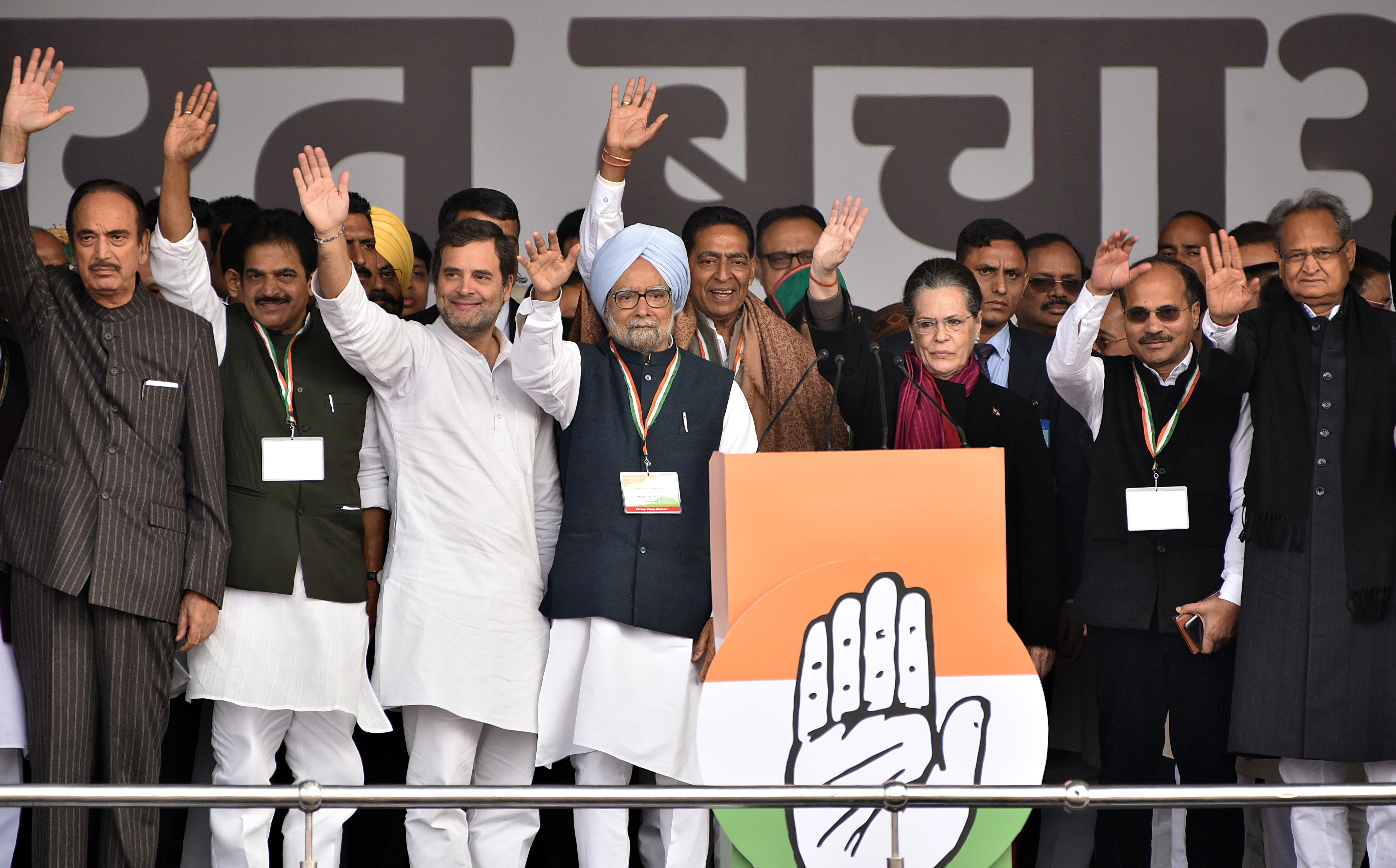 国会主席索尼亚·甘地（Sonia Gandhi），前总理曼莫汉·辛格（Manmohan Singh），党魁拉赫尔·甘地（Rahul Gandhi） Venugopal和Ghulam Nabi Azad与其他高级领导人周六在新德里Ramlila Maidan举行的党的“ Bharat Bachao”集会上向支持者挥手（照片：ANI）