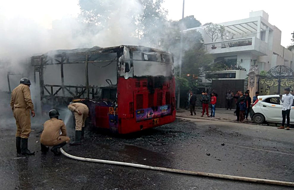 消防员扑灭了德里运输公司公共汽车上的大火，抗议者们于周日在新德里的巴拉特·纳加尔（Bharat Nagar）附近因《公民身份修正法》而大放异彩（照片：ANI）