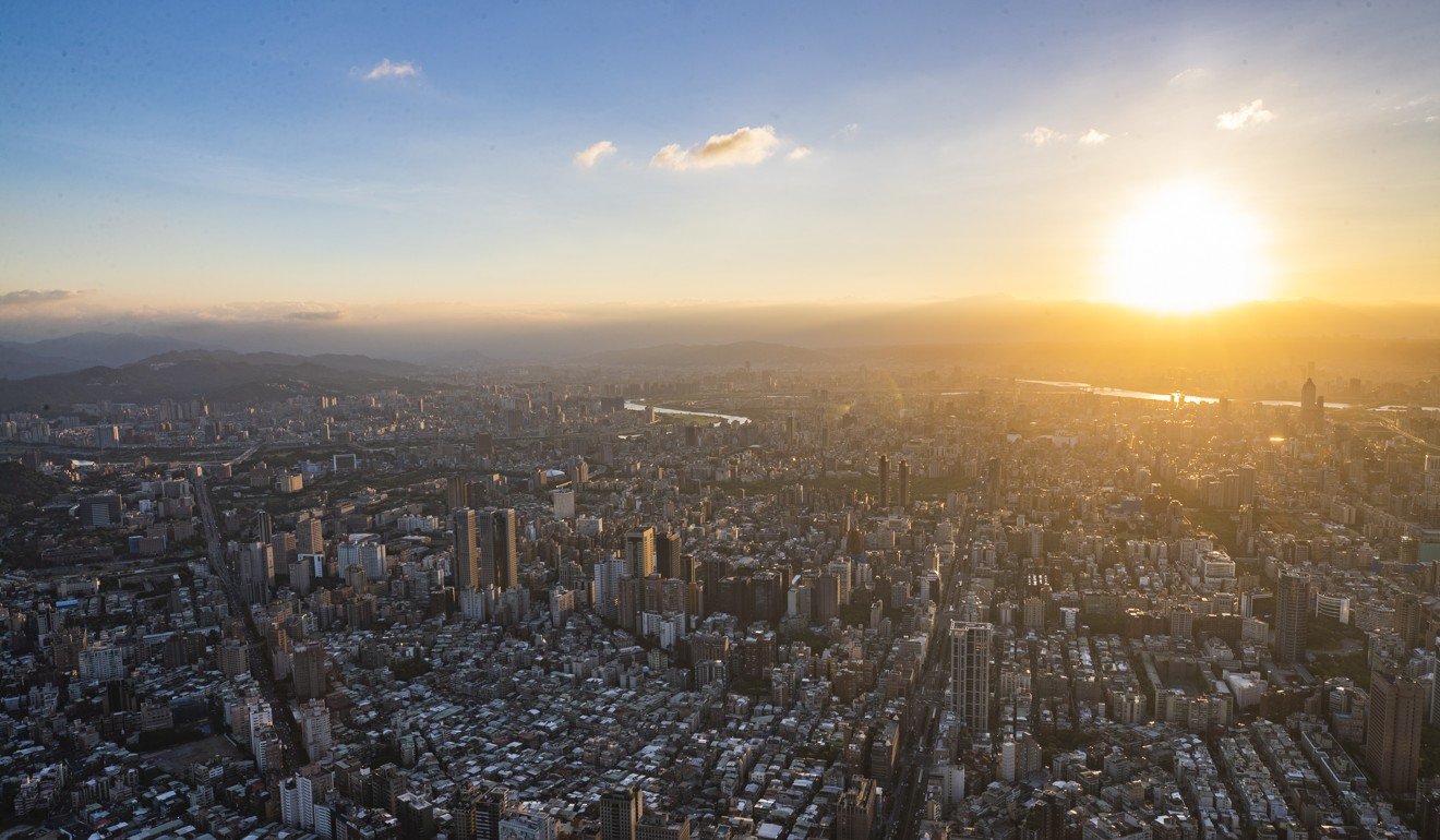 太陽落在台北市中心。台灣的首都一直位居國際之首。照片：EPA-EFE