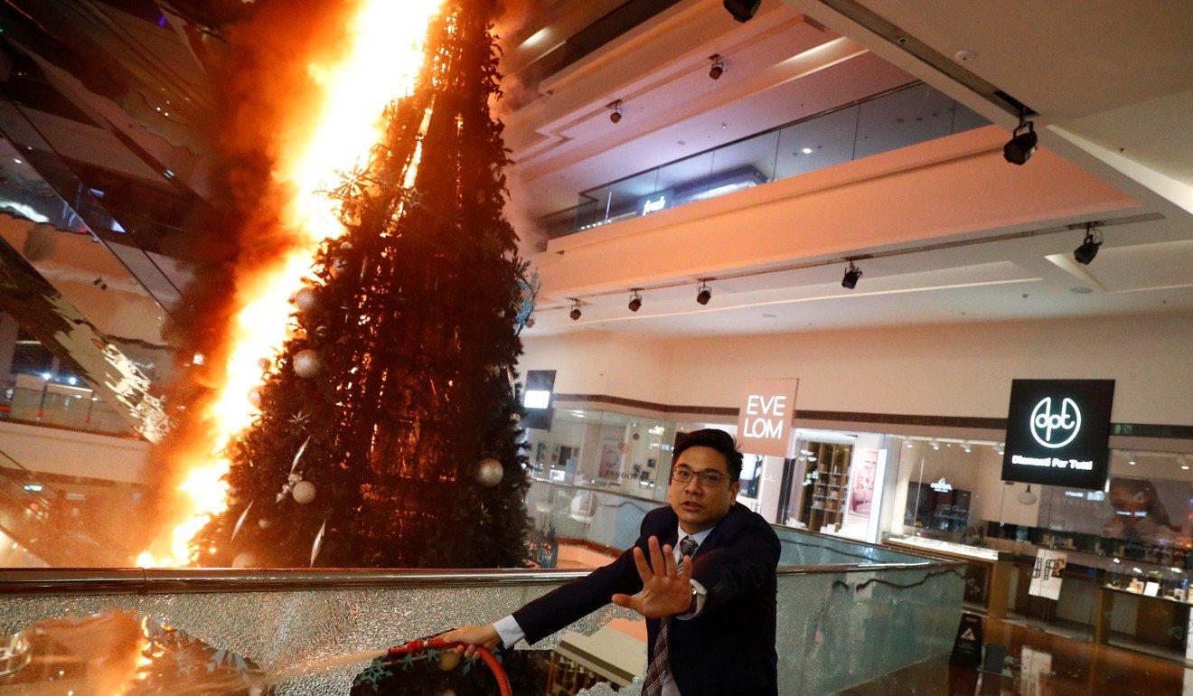 在Festival Walk上，一棵圣诞树被汽油炸弹点燃。图片：路透社