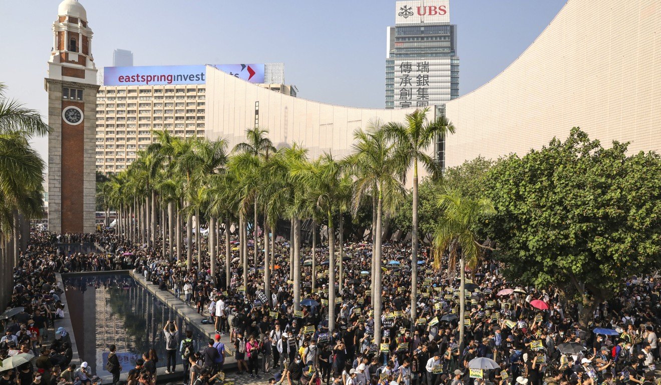组织者估计，周日有38万人参加了在九龙举行的游行，警方估计高峰人数为16,000。照片：郑建元