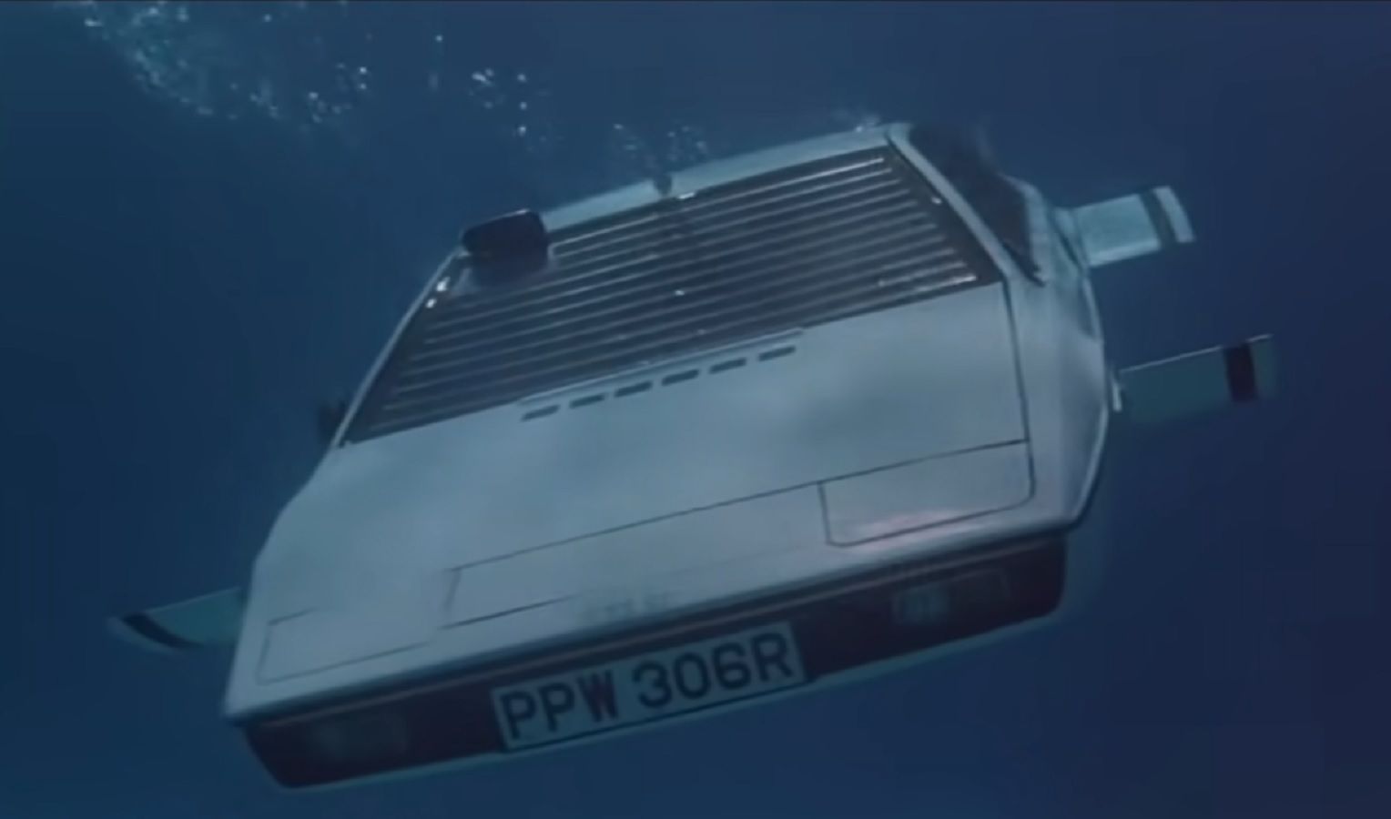 SpaceX主管很失望地得知Lotus Esprit跑車實際上無法轉變為潛艇。圖片：Twitter
