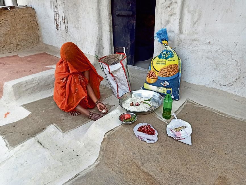 ;來自中央邦潘納（Panna）的部落婦女Genda Bai展示了她所有的食品雜貨