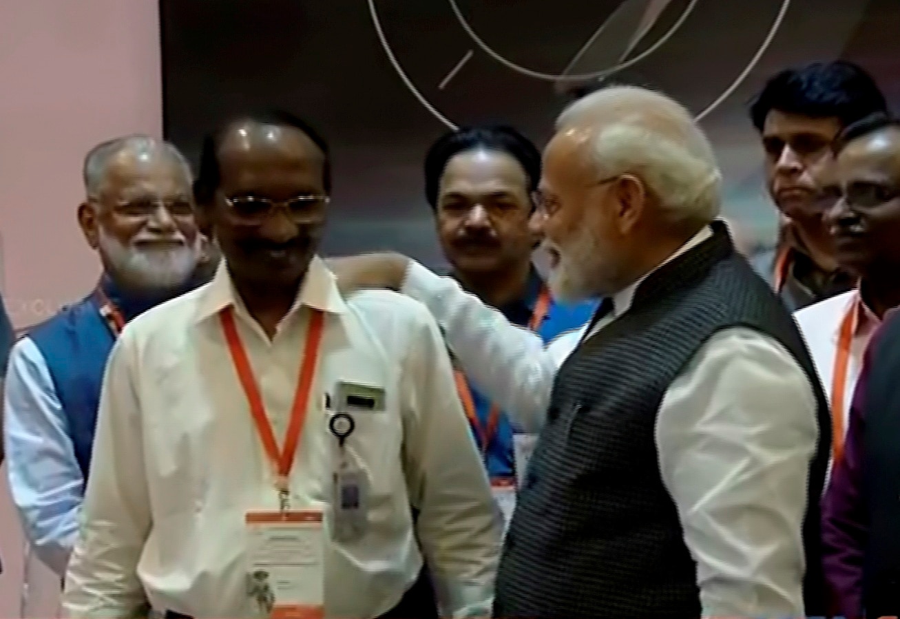 總理納倫德拉·莫迪（Narendra Modi）在錢德拉亞安2號（Chandrayaan 2）軟著陸期間失去了與維克拉姆（Vikram）著陸器的聯繫後，與ISRO主席Kailasavadivoo Sivan進行了互動