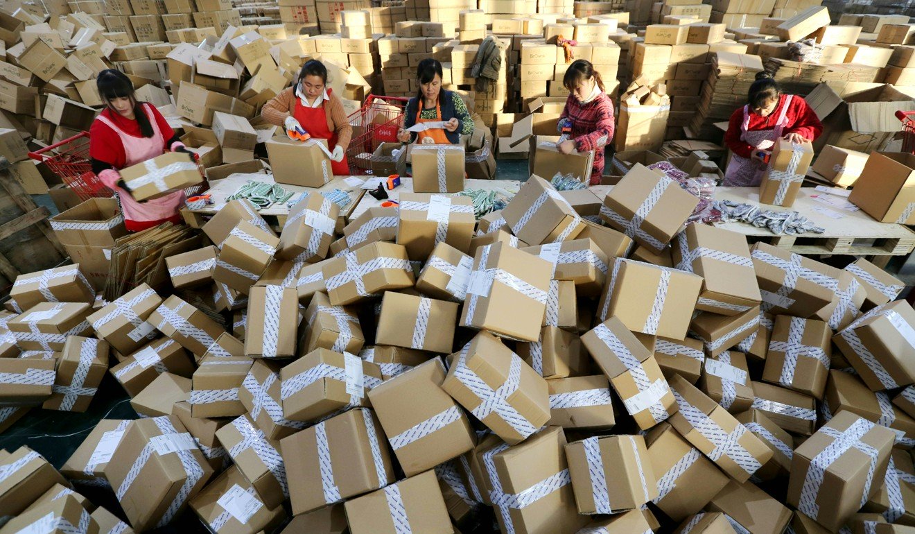 中國江蘇省分揀中心的工作人員根據在線訂單準備包裹。隨著在線購買趨勢的持續發展，互聯網購物者的投訴有所增加。圖片：法新社