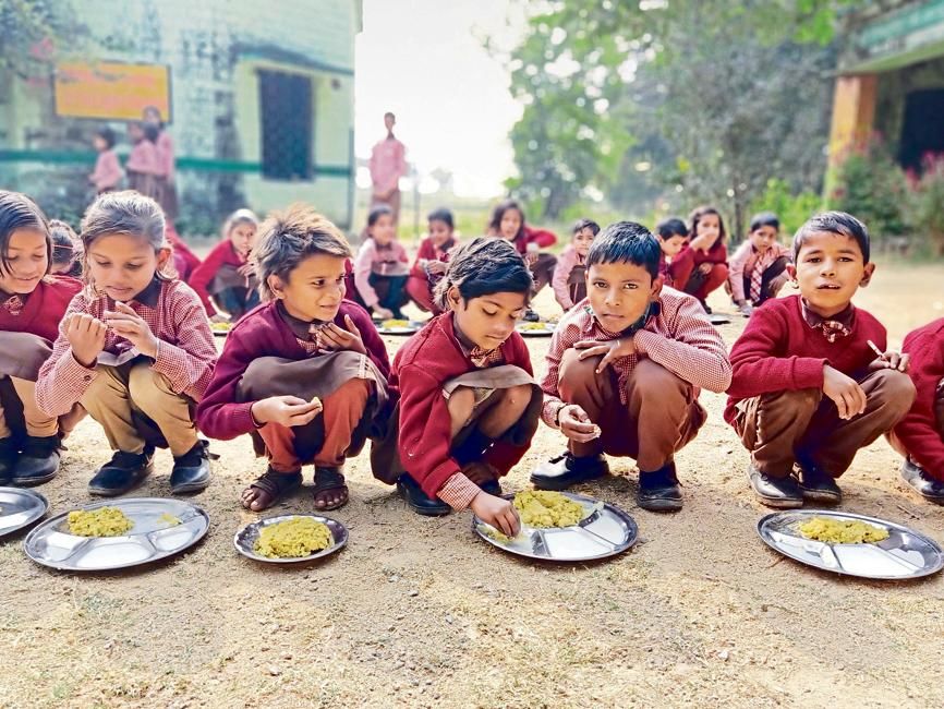 在北方邦班达的一所小学，正餐中的营养成分经常达不到规定的标准
