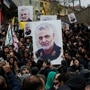 抗议者聚集在抗议杀害伊朗革命卫队将军Qassem Soleimani的示威活动中，星期天，美国驻伊斯坦布尔领事馆附近（图片：AP）