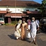 戴著口罩的人走出政府綜合醫院，在那裡一名在武漢的學生被隔離在Thrissur（照片：AP）