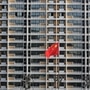 一面中國國旗在江蘇省淮安市一棟在建住宅樓前飄揚（路透社）