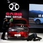 文件圖片：在北京IEEV新能源汽車展覽會上，員工在北汽集團汽車製造商的攤位上清洗汽車。 （路透社）