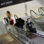 美國疾病控制與預防中心（CDC）的一位發言人說，一名戴著口罩的旅行者從中國出發，直飛中國。旅行者是來自美國的第一個被診斷出武漢冠狀病毒的人，在華盛頓州西塔科市的西雅圖塔科馬國際機場。 （路透社）