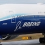 一架波音777X飞机滑行时，一名飞行员从该公司位于华盛顿州埃弗里特的工厂滑行。 （路透社）