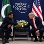 唐纳德·特朗普总统在世界经济论坛上会见了巴基斯坦总理伊姆兰·汗。 （美联社）