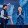 在亞馬遜在新德里舉行的年度Smbhav活動期間，亞馬遜創始人Jeff Bezos（右）與亞馬遜印度高級副總裁兼國家經理Amit Agarwal會面（照片：Pradeep Gaur / Mint）