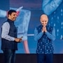 在亚马逊在新德里举行的年度Smbhav活动期间，亚马逊创始人Jeff Bezos（右）与亚马逊印度高级副总裁兼国家经理Amit Agarwal会面（照片：Pradeep Gaur / Mint）