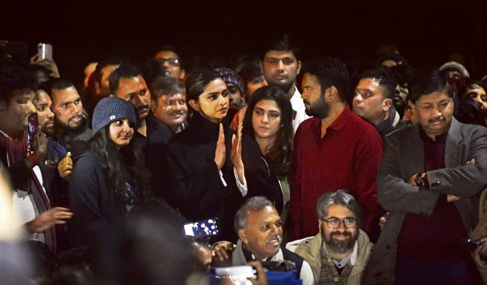 Deepika Padukone於1月7日與德里的JNU學生站在一起。
