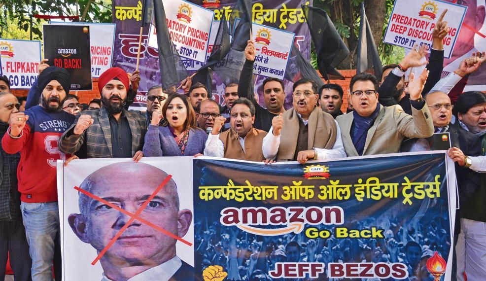 德里的一群商人抗議亞馬遜提供產品大幅折扣的政策，因為其創始人傑夫·貝佐斯（Jeff Bezos）在該市另一部分的Smbhav峰會上致辭（照片：Ramesh Pathania / Mint）
