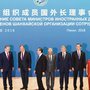 Sushma Swaraj与外交部长和官员在2018年4月在北京举行的上海合作组织会议上。