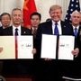 美国总统唐纳德·特朗普在华盛顿白宫东厅与中国副总理刘鹤签署了贸易协定。 （美联社）
