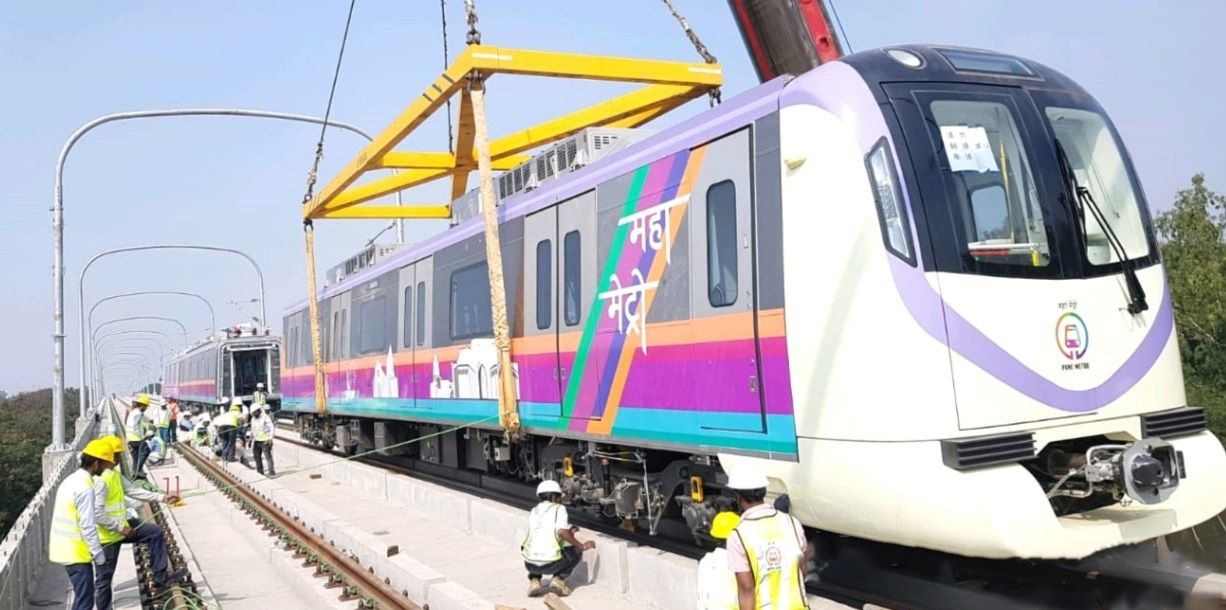 三輛火車的地鐵列車已被抬起並放在Sant Tukaram Nagar地鐵站的軌道上。