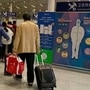 旅客經過健康檢查站，然後進入北京國際機場入境（照片：AP）