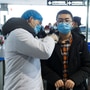 一名医务人员在湖南省长沙市飞机场的离境大厅取了一个人的体温，因为该国受到新的冠状病毒中国爆发的袭击（照片：路透社）