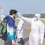 医护人员筛选了周日从武汉抵达新德里的印度人。政府现已从中国冠状病毒爆发的震中撤离了600多名印度人（照片：PTI）