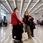乘客戴上口罩，以防止在香港的高速火车站爆发新的冠状病毒。 （美联社）
