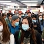 乘客戴上口罩，以防止新的冠状病毒爆发。 （照片：美联社）