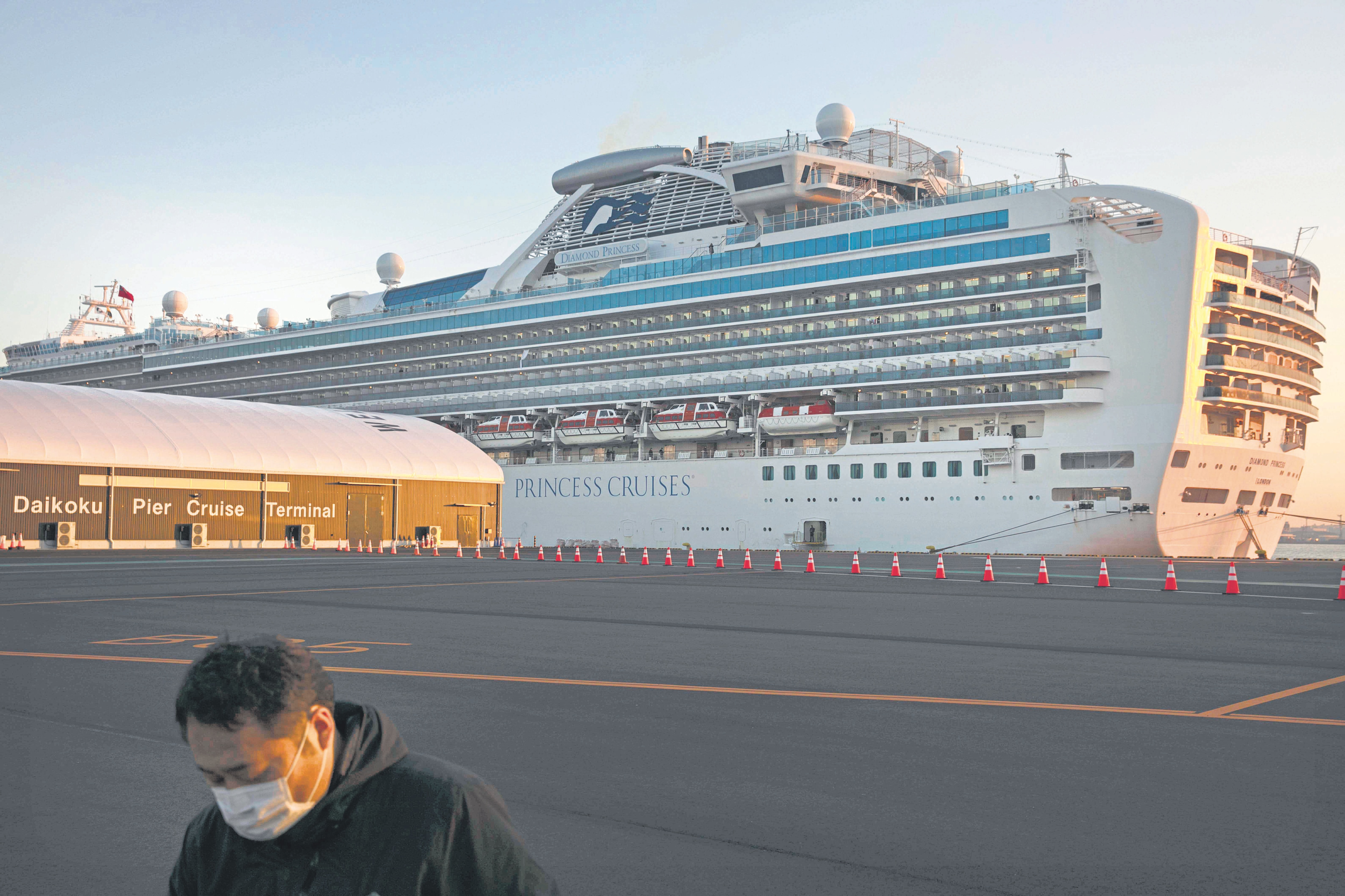 载有3,711人的游轮Diamond Princess上周抵达日本海岸，并在发现一名在香港登机的乘客被感染后被隔离。
