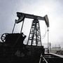 美國西德克薩斯中質原油下跌13美分，至每桶51.92美元，上周上漲3.4％。照片：彭博社