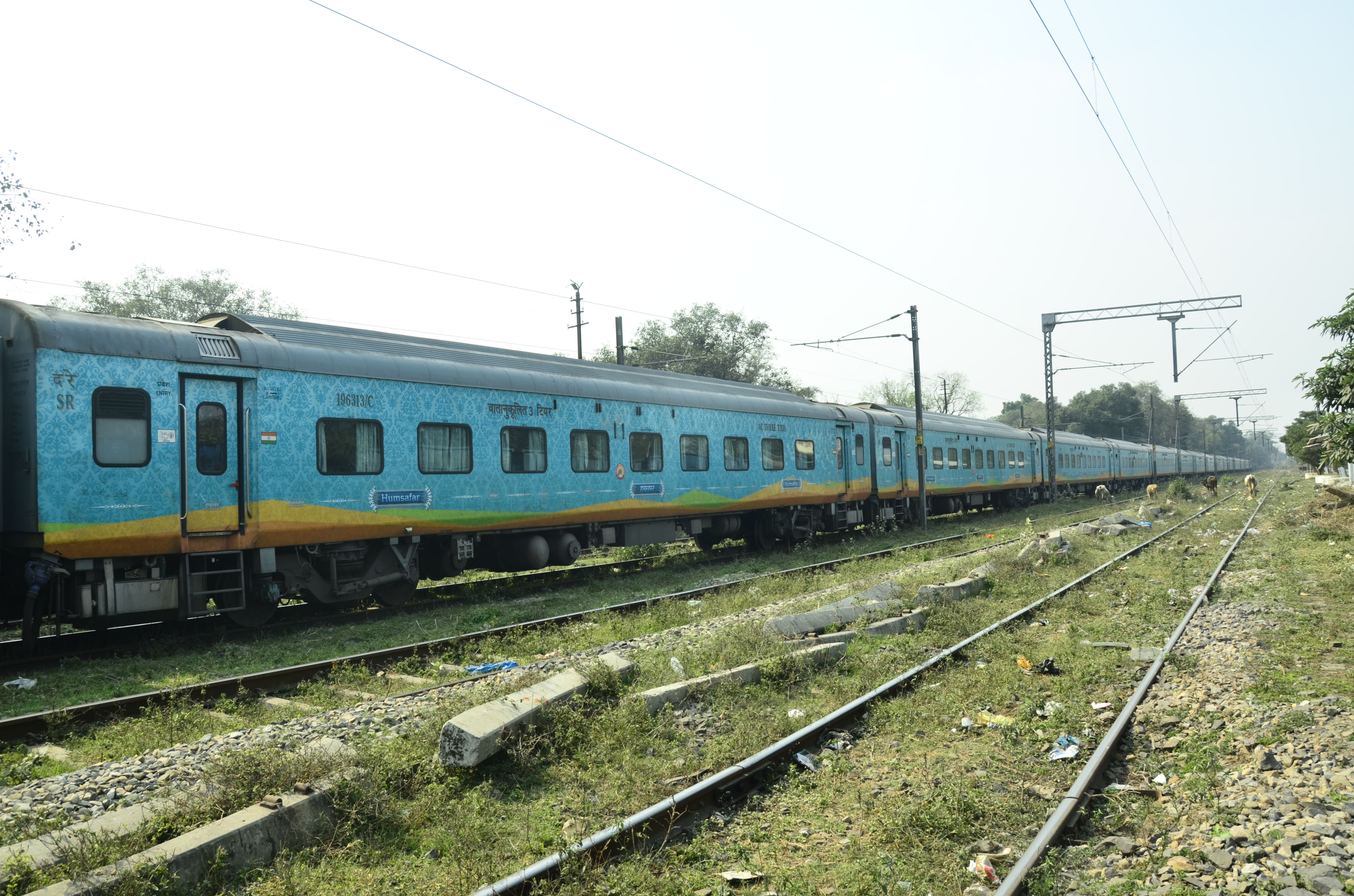 火车将在两个方向的Ujjain，Sant Hirdaram Nagar，Bina，Jhansi，Kanpur，Lucknow和Sultanpur站下车