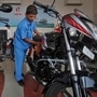 一名工人在孟買的Hero MotoCorp陳列室里清洗自行車。 （路透社）
