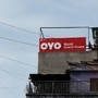 OYO的徽標是印度最大且發展最快的連鎖酒店，被視為安裝在新德里的一家酒店大樓中。 （路透社）