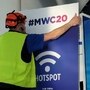 一名員工在西班牙巴塞羅那（路透社）上張貼了帶有MWC20（世界移動通信大會）信息的橫幅