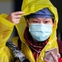戴著口罩的乘客走到中國上海的上海火車站外，這是因為該國被新型冠狀病毒爆發所打擊。 （路透社）