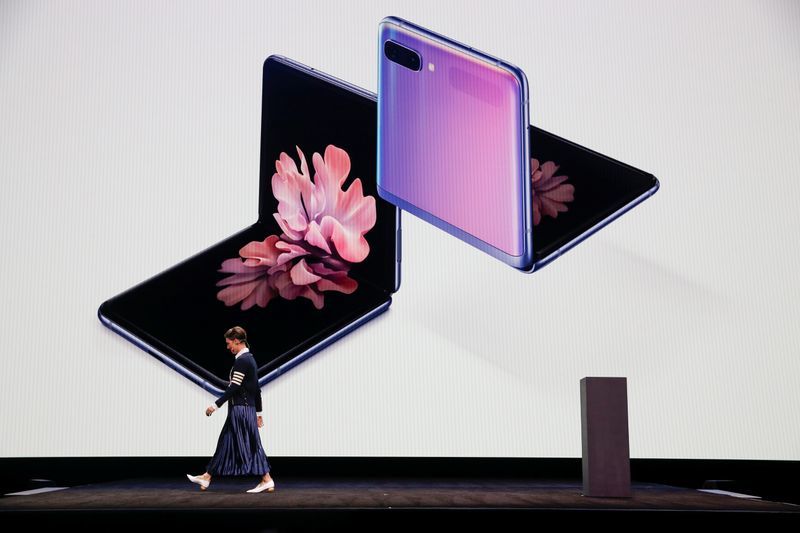 三星電子英國產品營銷負責人麗貝卡·赫斯特（Rebecca Hirst）在2020年三星Galaxy Unpacked大會上推出了Z Flip可摺疊智能手機