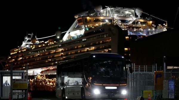被认为载有钻石公主号游轮的香港旅客的巴士离开大国码头邮轮码头