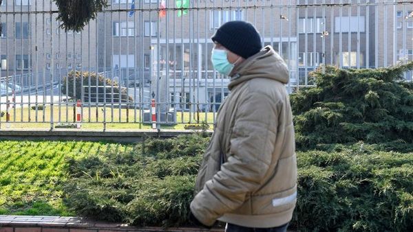 在義大利北部的科多尼奧，一名戴著口罩的男子走過科多諾醫院，當時該病毒在義大利北部爆發了冠狀病毒，