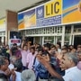 LIC員工在金奈市Mount Road辦事處再次抗議保險中心的股份出售計劃（照片：ANI）